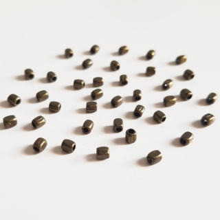 Kovový korálek kvádr, 3x2mm, staromosaz, 25ks