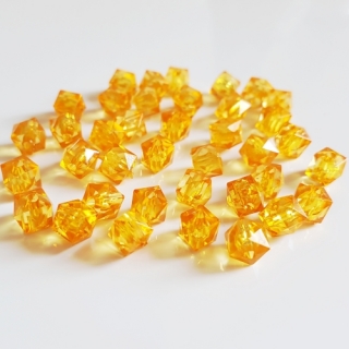 Broušená kostka, 7mm, oranžová, 10ks